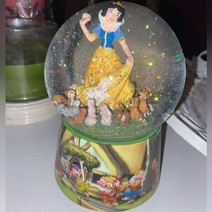 Snow White and the Seven Dwarfs  musical Snow Globe